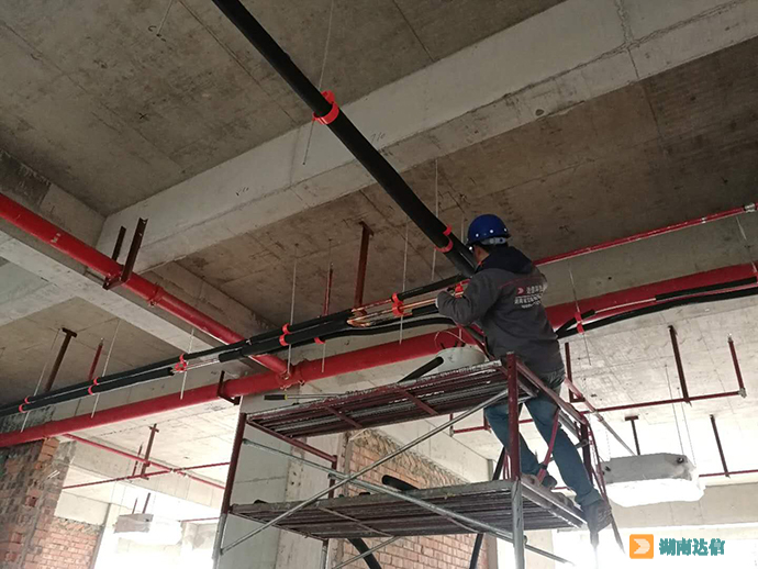 湖南达信技术员在健科电子安装商用中央空调